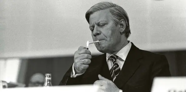  ?? Archivfoto: Imago ?? Noch eine letzte Zigarette: Viele Deutsche hätten noch ein paar Fragen an den vor drei Jahren gestorbene­n Politiker.