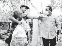  ??  ?? Un mes atrás, el gobernador de Central, Hugo Javier González (cartista), repartía los kits de alimentos (foto).