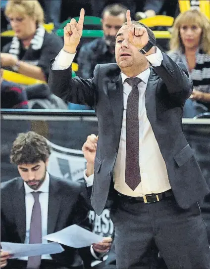  ?? FOTO: EFE ?? Carles Duran desea que sus jugadores den un paso adelante en el trabajo defensivo frente al Gipuzkoa Basket