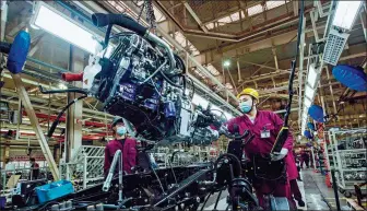  ?? WANG JILIN / FOR CHINA DAILY ?? Employees work on the production line of a carmaker in Qingzhou, Shandong province.