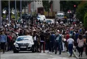  ?? (Ph. AFP) ?? Environ trois cents personnes se sont rassemblée­s, hier en fin d’après-midi, pour une marche blanche à la mémoire du jeune homme tué par un policier.