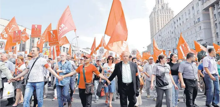  ??  ?? ► Manifestan­tes protestan en Moscú contra la reforma al sistema de pensiones, que fue presentada durante el Mundial de Fútbol en junio pasado.