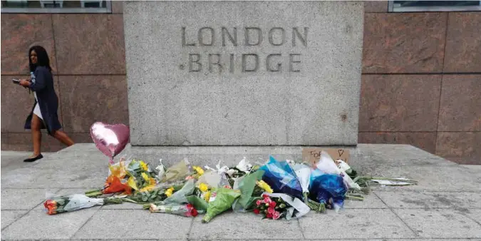  ?? FOTO: REUTERS/NTB SCANPIX ?? Londerne legger blomster på den søndre siden av London Bridge.