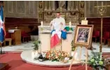  ??  ?? El Padre Marcio recibe las ofrendas durante la misa en honor a la Virgen de la Altagracia.