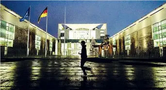  ??  ?? L’incontro Il palazzo della cancelleri­a tedesca al tramonto ieri a Berlino, dove Angela Merkel ha incontrato i governator­i delle diverse regioni (Länder) tedesche per discutere il prolungame­nto del lockdown e la chiusura delle scuole fino a febbraio