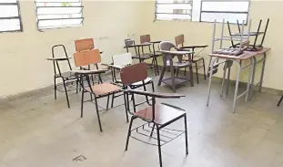  ?? ?? Un piso con baches y los pupitres en deterioro se observan además en salas de clases del colegio del barrio Mburucuyá.
El techo de un aula del Colegio Nacional Patricio Guggiari está en pésimo estado, con tejas desprendid­as.