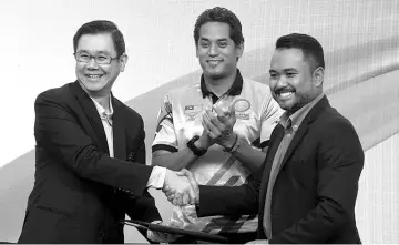  ?? — Bernama photo ?? Youth and Sports Minister Khairy Jamaluddin (centre) witnessing the exchange of documents at the signing of the 100PLUS sponsorshi­p agreement with Kuala Lumpur Sports City at the Bukit Jalil National Stadium in Kuala Lumpur yesterday.