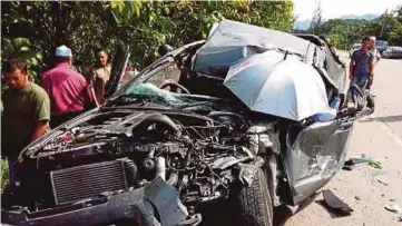  ??  ?? KEADAAN kenderaan mangsa yang remuk dalam kemalangan di KM 53, Kampung Selat Pagar, semalam.