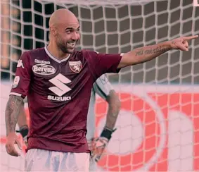  ??  ?? ● 1 Simone Zaza, 27 anni, ha segnato domenica a Verona contro il Chievo il primo gol con il Torino. ● 2 L’allenatore del Torino Walter Mazzarri, 57 anni, parla con il capitano granata Andrea Belotti, 24 anni. ● 3 L’attaccante spagnolo Iago Falque, 28 anni, ha un contratto con il Torino in scadenza il 30 giugno 2020 ANSA-LAPRESSE 1