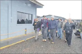  ??  ?? El presidente de Cámara de Senadores, Fernando Lugo, y comitiva ingresan a las instalacio­nes de la planta industrial de Archer SA.