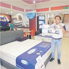  ??  ?? Dreamland’s area sales manager Low Bing Kiang explains the features of Sleepmaker mattresses.