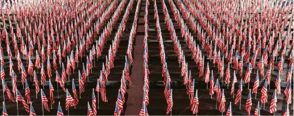  ?? Foto: Alex Brandon, AP, dpa ?? Amerikanis­che Flaggen sind auf der National Mall vor dem Kapitol: Heute wird Joe Biden als US‰Präsident vereidigt. Trump ist weg.