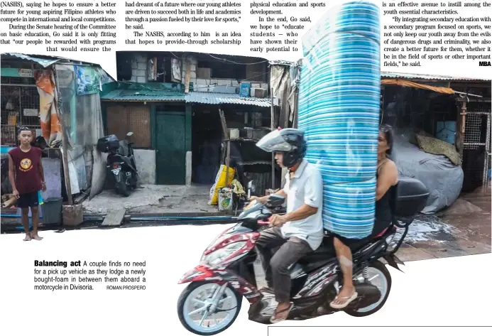  ?? ROMAN PROSPERO ?? Balancing act A couple finds no need for a pick up vehicle as they lodge a newly bought-foam in between them aboard a motorcycle in Divisoria.