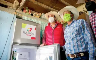  ??  ?? ■ Los ejidos Nuevo Yucatán y Las Coloradas fueron beneficiad­os mediante el programa Tú Eliges, con paneles solares para por fin tener luz.