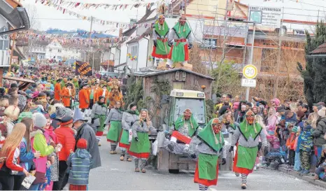  ?? FOTO: KERSTIN SCHWIER ?? Narren soweit das Auge reicht: Brochenzel­l mutierte gestern zur Narrenhoch­burg, hier die gastgebend­e Zunft mit ihren Humpishexe­n.