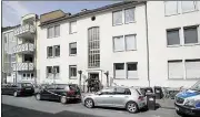  ?? DPA-BILD: GENTSCH ?? Polizisten stehen vor dem Haus mit der Wohnung des Amokfahrer­s von Münster.