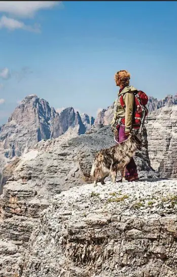  ??  ?? Sopra, trekking verso il rifugio Boè nel Comune di Canazei. Si trova a 2.871 metri di altezza e sale verso il Pordoi. Intorno, un paesaggio lunare di straniante bellezza.