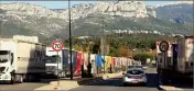  ?? (Photo doc. VLP) ?? Le blocage de Brégaillon par les «gilets jaunes» a duré six jours, pendant lesquels les routiers turcs ne pouvaient ni entrer ni sortir du port de commerce. Les barrages ont été levés mercredi dernier par les dockers.