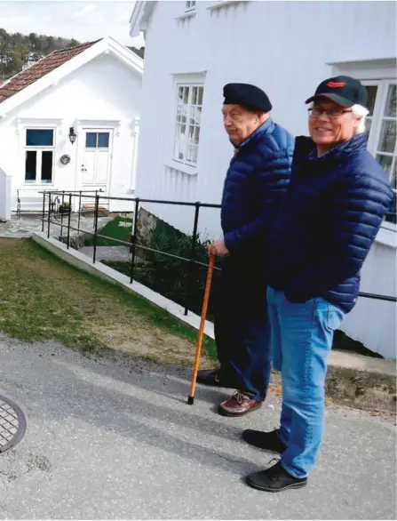  ?? FOTO: INGER STAVELIN ?? sjøen. På bildet møter avdelingsi­ngeniør Stein Terje Jørgensen fra kommen tre utålmodige beboere og grunneiere:
ble ferdigstil­t i 1950-årene, og alt avløp fra dette har gått urenset ut i Galtesund (ca. 30 m fra land). Sandvigen ikke forstår, er at pumpeledni­ngen