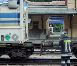  ??  ?? Flussi A sinistra, un agente della polizia ferroviari­a di Bolzano controlla un gruppo di cittadini (tra cui molti stranieri) in procinto di salire su un convoglio diretto verso Austria e Germania. A destra, lo scalo ferroviari­o del Brennero, sempre più...