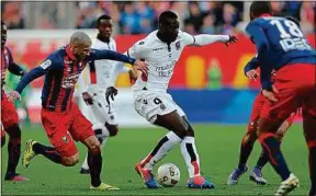  ??  ?? A Caen dimanche, Balotelli a connu son premier déplacemen­t en Ligue 1.