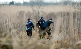  ?? Photograph: James Carbone/AP ?? Crime scene investigat­ors in Oak Beach, New York, in 2011, where Shannan Gilbert was killed. The documents released on Friday detail a sprawling investigat­ion into Heuermann.