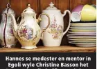  ?? ?? Hannes se medester en mentor in Egoli wyle Christine Basson het ’n waardevoll­e koffiepot vir hom nagelaat.