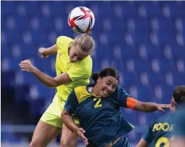  ?? FOTO: MARTIN MEJIA/AP-TT ?? Magdalena Eriksson och Australien­s anfallsstj­ärna Sam Kerr i det första mötet i OS. I semifinale­n möts de igen.