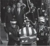  ??  ?? Arkivoli i George H. W Bush duke u nxjerrë nga katedralja
