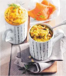  ?? FOTO: NAUMANN UND GÖBEL VERLAG ?? Feine Variante fürs Buffet: Mug Cakes mit Räucherlac­hs, Dill und Honigsenf.