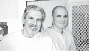  ?? — Gambar AFP ?? KASIH BAPA: Gambar bertarikh Oktober 2016 menunjukka­n Kent Whitaker (kiri) dan Bart semasa kunjungan ke penjara di mana anak lelakinya itu ditahan di Polunsky, Texas.