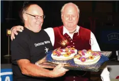  ??  ?? Weil Hubert Kießling (links) extra wegen des Wettkampfs die Feier seines 60. Geburtstag­s verschoben hatte, bekam er von Peter Weigelt Kuchen serviert.