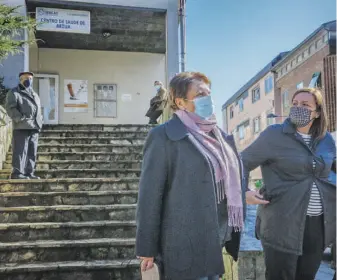  ?? [PACO RODRÍGUEZ] ?? Vacunación de personas mayores de ochenta años en el centro de salud de Arzúa