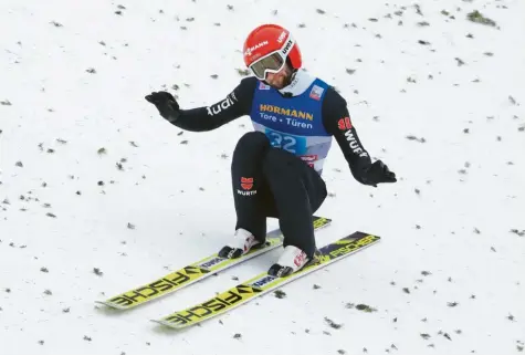  ?? Foto: Daniel Karmann, dpa ?? Zu früh gelandet: Markus Eisenbichl­er konnte in Innsbruck nicht an seine vorherigen Leistungen anknüpfen. In der Tournee-Wertung liegt er zwar immer noch auf dem zweiten Platz, der Gesamtsieg ist allerdings außer Reichweite.