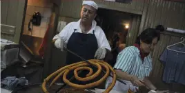  ?? (Sipa) ?? Elaboració­n de los churros durante las fiestas de los Sanfermine­s en Pamplona.