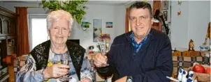  ?? Foto: Manfred Dittenhofe­r ?? Rita Reitberger mit Sohn Johann Reitberger haben bei den Vorbereitu­ngen zur Geburtstag­sfeier schon mal angestoßen.