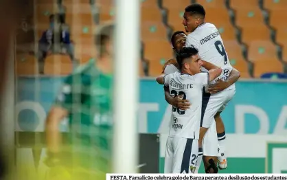  ?? ?? FESTA. Famalicão celebra golo de Banza perante a desilusão dos estudantes