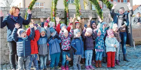  ?? Fotos (4): Franz Issing ?? Premiere im Ortsteil Schlingen: Auch hier können sich die Dorfbewohn­er jetzt an einem aufwendig geschmückt­en Osterbrunn­en erfreuen. Die Kinder des örtlichen Kinder gartens hatten mehr als 300 Ostereier gefärbt und bemalt und freuten sich riesig über...