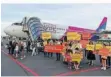  ?? FOTO: BECKERBRED­EL ?? Der Wizzair-Erstflug aus Sarajevo wird auf dem Flughafen Saarbrücke­nEnsheim begrüßt.