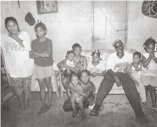  ??  ?? Aquí aparecen Alberto y toda su familia, en su humilde vivienda del Ingenio Consuelo de San Pedro de Macorís (1997).