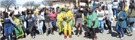  ?? Picture: DAN PLAATJI ?? NO BAIL: Ntabethemb­a community and ANC members protest outside the area s magistrate s court, calling for a 63
’ ’ year-old man accused of killing his 31-year-old mistress, Simamkele Kambi, to be denied bail