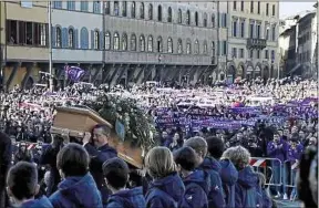  ??  ?? Des milliers de Florentins sont venus assister aux obsèques d’Astori, jeudi.