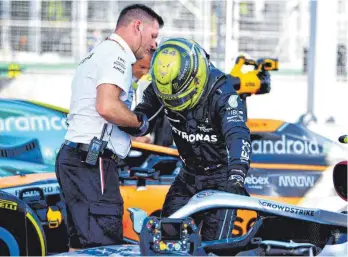  ?? FOTO: ISIMON GALLOWAY/IMAGO ?? Große Schmerzen im Rücken: Lewis Hamilton braucht Hilfe beim Aussteigen.