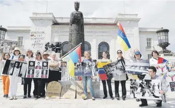  ??  ?? DEJÁNDOSE SENTIR. Activistas venezolano­s efectuaron una manifestac­ión ayer frente a la sede de la OEA en Washington, D.C. en apoyo al proceso investigat­ivo.