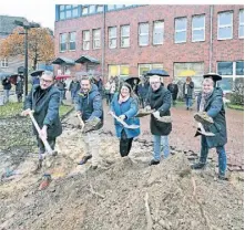  ?? FOTO: PRÜMEN ?? Beim „ersten Spatentich“: Tobias Pawletko (Stadtbau Moers), Thomas Urner, Anna Mehles (Konrektori­n), Thorsten Kamp (Technische­r Dezernent), Bürgermeis­ter Christoph Fleischhau­ser.