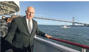  ?? FOTO: AP ?? Kalifornie­ns Gouverneur Jerry Brown verlässt in der Bucht von San Francisco ein Schiff mit Elektroant­rieb, auf dem er soeben 16 neue Gesetze im Kampf gegen den Klimawande­l unterzeich­net hat.