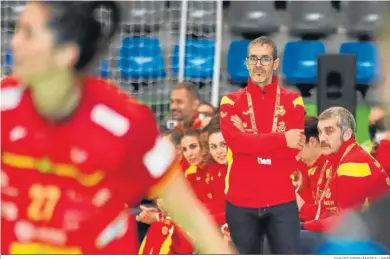  ?? DAVID FERNÁNDEZ / EFE ?? El selecciona­dor nacional, José Ignacio Prades, durante un partido amistoso de preparació­n para el Mundial.