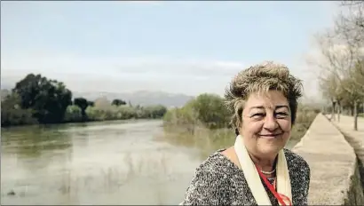  ?? . ?? La también profesora de Climatolog­ía en la URV, fotografia­da junto al Ebro, a la altura de Tortosa