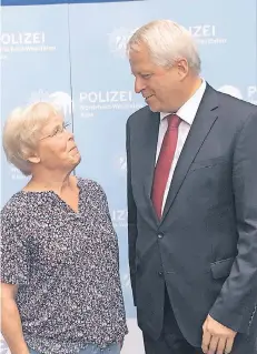  ?? FOTO: BODENRÖDER ?? Die engagierte Hitdorferi­n Edith Studen holte sich gestern Lob von Polizeiprä­sident Jürgen Mathies für ihre Aufmerksam­keit ab.