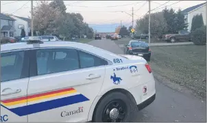  ?? STEPHEN BRUN/THE GUARDIAN ?? An RCMP cruiser sits at the entrance to MacKinley Crescent in Cornwall where police responded with rifles drawn to an “incident” at a home around 5:30 p.m. Thursday. An RCMP spokespers­on would not say whether any arrests were made but noted there was...